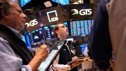 Precio del petróleo cae debajo de USD 100 por barril mientras Trump insinúa retomar negociaciones con Irán