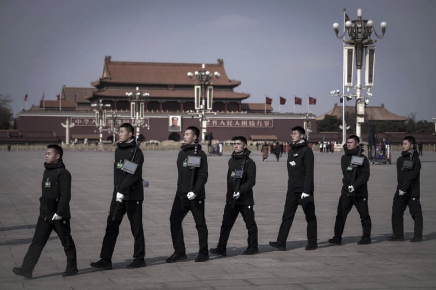 Patrulla policial en la plaza de Tiananmén antes de la sesión inaugural de la Conferencia Consultiva Política del Pueblo Chino en Beijing, el 4 de marzo de 2025. (Vincent Thian/AP Photo).