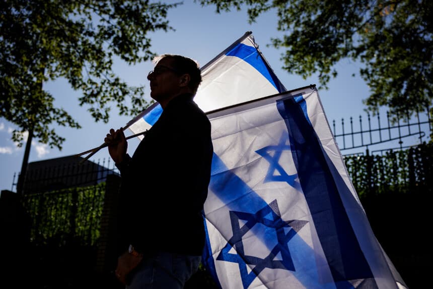 Un hombre porta dos banderas israelíes durante una manifestación a favor de Israel frente a la embajada de Israel el 8 de octubre de 2023 en Washington, DC. (Samuel Corum/Getty Images)