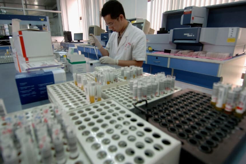 Un técnico analiza muestras de sangre de donantes voluntarios en el Centro de Sangre de Guangzhou, en Guangzhou (provincia de Guangdong, China), el 13 de junio de 2005. (China Photos/Getty Images).