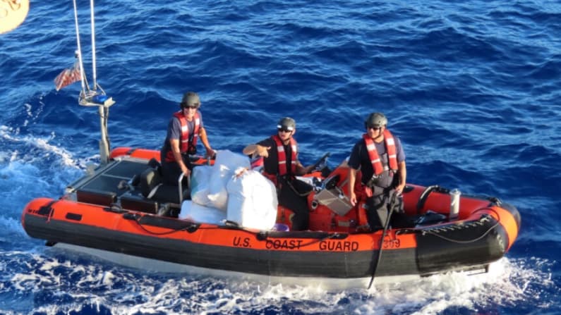 Guardia Costera descarga drogas incautadas por unos 57 MDD en Florida