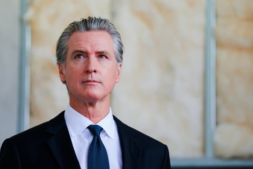 El gobernador Gavin Newsom habla durante una conferencia de prensa y la firma de un proyecto de ley en Oakland, California, el 13 de julio de 2026. (Heather Diehl/Getty Images).