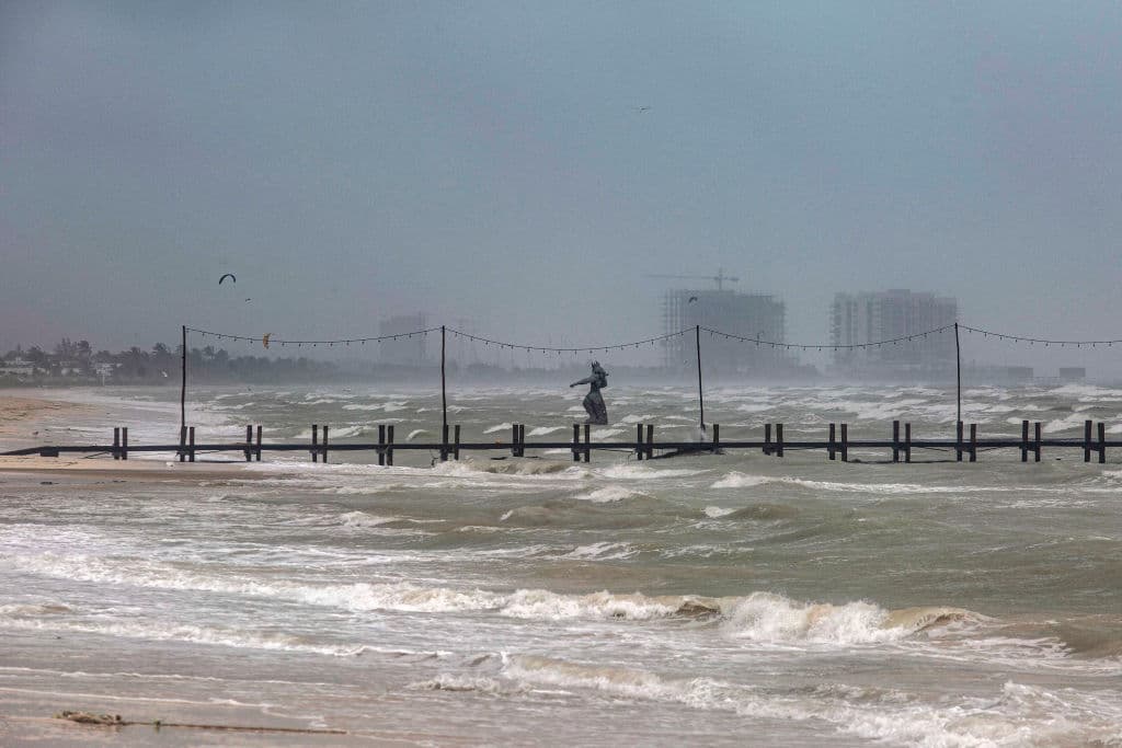 Se observa una estatua del dios griego Poseidón cerca del muelle, mientras fuertes olas provocadas por el huracán Milton azotan la costa de Puerto Progreso, en el estado de Yucatán, México, el 8 de octubre de 2024. (HUGO BORGES/AFP vía Getty Images)