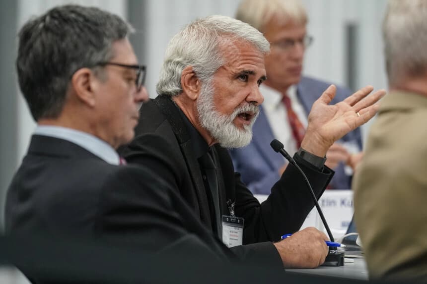 El Dr. Robert Malone interviene durante una reunión del Comité Asesor sobre Prácticas de Inmunización en Chamblee, Georgia, el 19 de septiembre de 2025. (Elijah Nouvelage/Getty Images).
