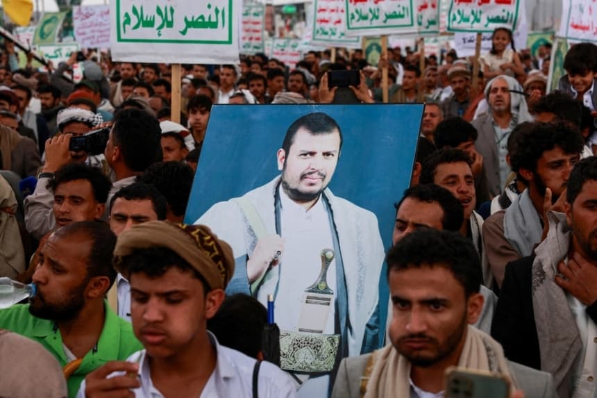 Partidarios de los hutíes sostienen un cartel del líder hutí Abdul-Malik al-Houthi durante una manifestación contra Arabia Saudita en medio de una escalada de tensiones con el reino, en Saná, Yemen, el 31 de julio de 2026. (Khaled Abdullah/Reuters)