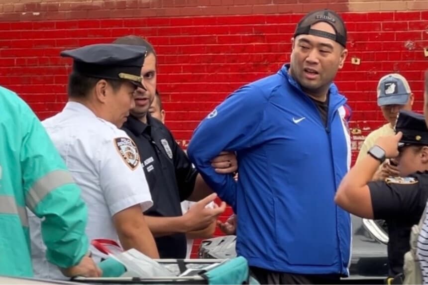La policía detiene a un hombre en Main Street, en Flushing, Queens Nueva York, el 20 de septiembre de 2026. (Lin Dan/The Epoch Times).