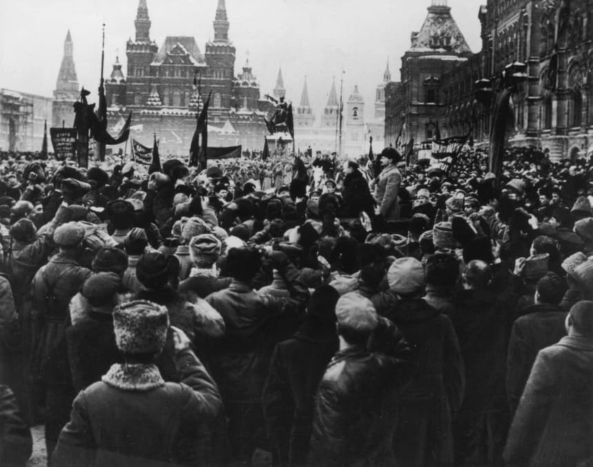 Revolución bolchevique: Imagen de una gran multitud reunida en la Plaza Roja, con los líderes bolcheviques Iósif Stalin (a la derecha) y León Trotsky de pie en un podio, durante la Revolución Rusa, en Moscú, Rusia. (Hulton Archive/Getty Images)