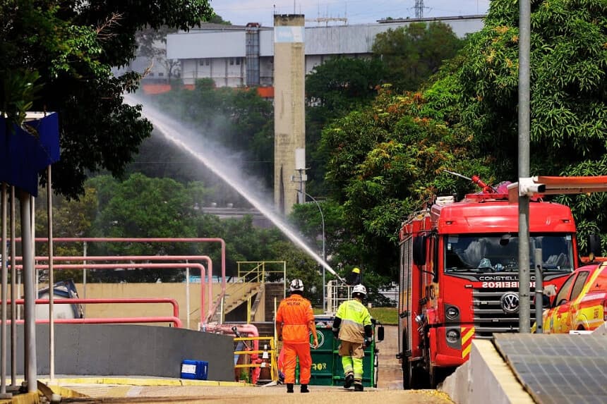 Los bomberos de Manaos, en el estado de Amazonas, al norte de Brasil, el 16 de julio de 2026. Imagen ilustrativa (Foto de MICHAEL DANTAS / AFP vía Getty Images)