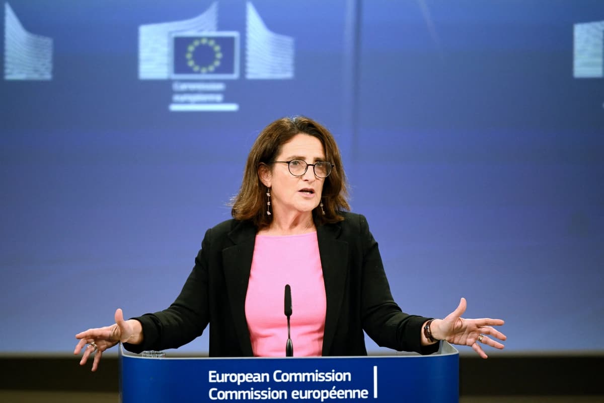 La vicepresidenta ejecutiva de la UE para una Transición Limpia, Justa y Competitiva, Teresa Ribera, gesticula durante una rueda de prensa en la sede de la UE en Bruselas el 16 de octubre de 2025. (Nicolas Tucat/AFP vía Getty Images).