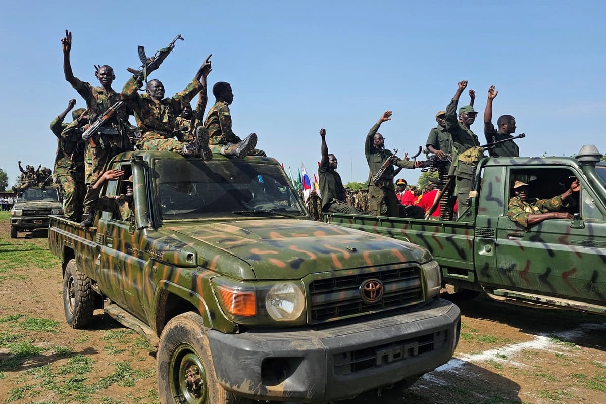 Soldados de las Fuerzas Armadas Sudanesas participan en un desfile en la ciudad de Gedaref, al este de Sudán, el 17 de agosto de 2026. (AFP vía Getty Images).