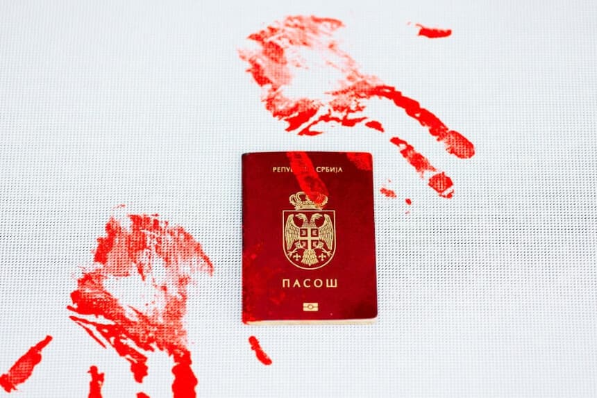 Esta fotografía muestra una huella de mano roja sobre un pasaporte de la República de Serbia, Croacia, el 27 de enero de 2025. (DAMIR SENCAR/AFP vía Getty Images)