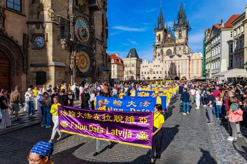 Más de 2000 practicantes de Falun Gong en toda Europa se unieron a un desfile en Praga el 19 de septiembre de 2026. (Zhang Qingyao/The Epoch Times).