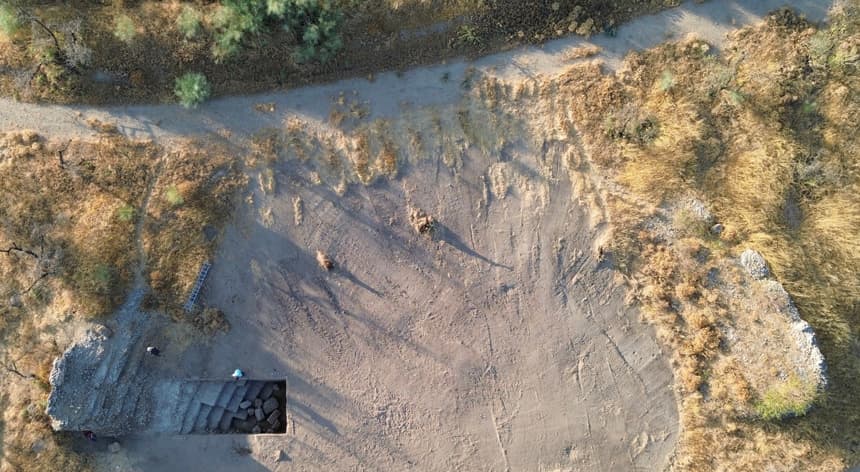 Uno de los teatros romanos mejor conservados de Andalucía se ha descubierto en Antequera (Málaga) y las primeras excavaciones en 35 años han sacado a la luz parte del graderío medio del teatro, cuyos grandes sillares presentan un excepcional estado de conservación. (EFE/ Universidad Complutense De Madrid)