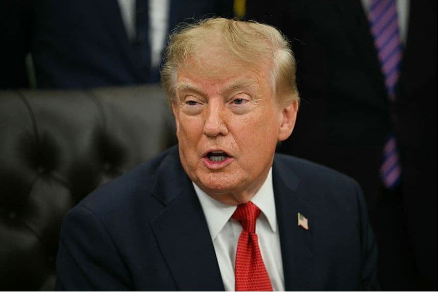 El presidente de EE. UU., Donald Trump, habla sobre la atención médica en el Despacho Oval de la Casa Blanca, en Washington, D. C., el 18 de septiembre de 2026. (Jim WATSON / AFP vía Getty Images)