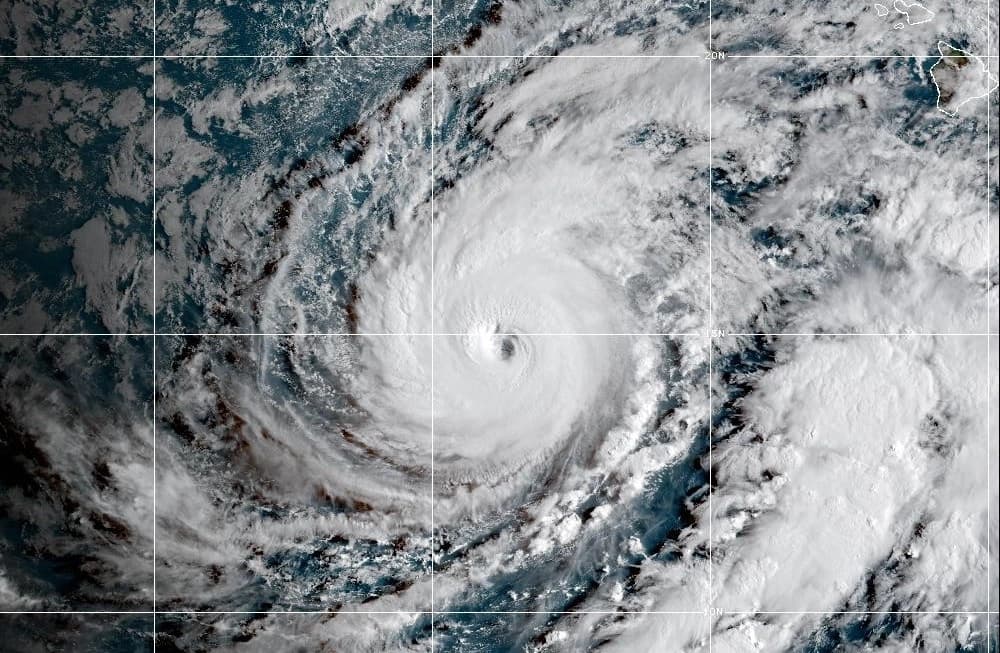Imagen satelital difundida por la NOAA muestra al huracán Lowell acercándose a Hawái el 6 de septiembre de 2026. (NOAA vía AP)