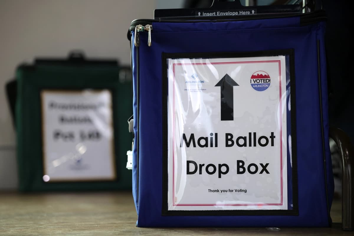 Se observa un buzón para depositar boletas de voto por correo en un centro de votación en Arlington, Virginia, el 4 de noviembre de 2025. (Alex Wong/Getty Images).