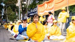 Practicantes de Falun Gong protestan con ejercicios de relajación frente a la Asamblea General de la ONU