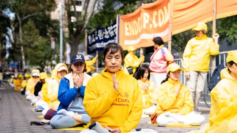 Practicantes de Falun Gong protestan con ejercicios de relajación frente a la Asamblea General de la ONU