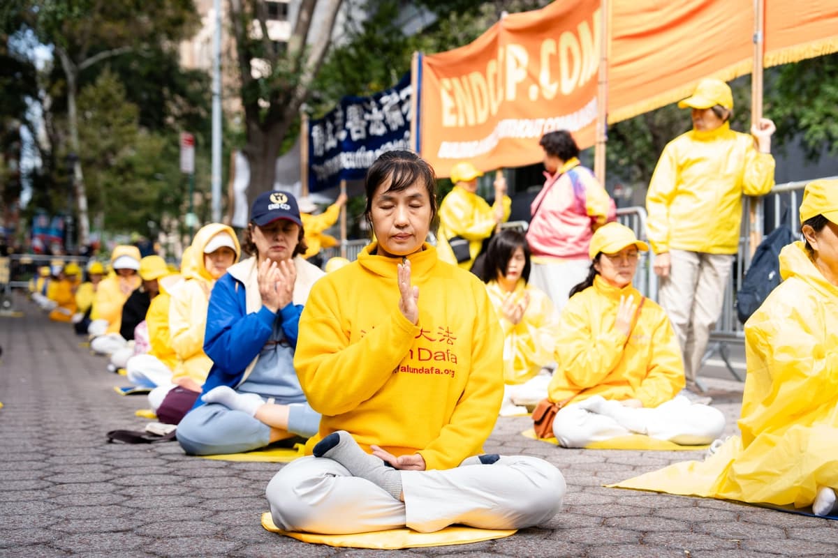 Practicantes de Falun Gong piden el fin de la persecución contra Falun Gong en China, frente a la sede de la ONU durante la Asamblea General en Nueva York el 22 de septiembre de 2026. (Samira Bouaou/The Epoch Times)