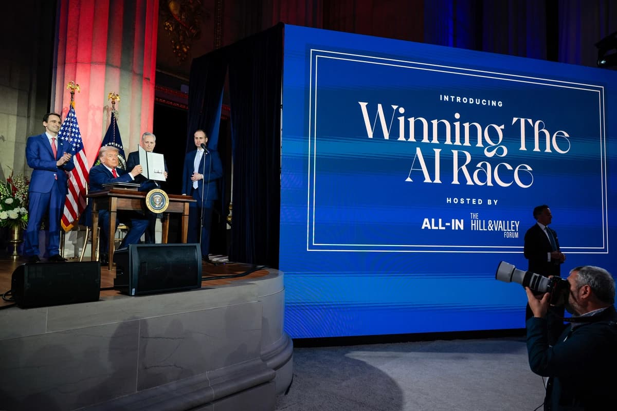 El presidente Donald Trump muestra una orden ejecutiva firmada durante la cumbre "Winning the AI Race" (Ganar la carrera de la IA) en Washington el 23 de julio de 2025. (Chip Somodevilla/Getty Images)