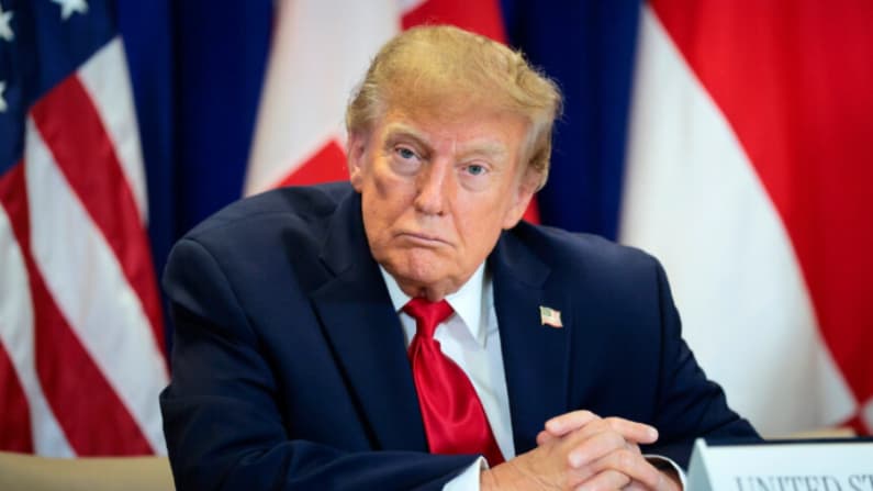 Trump rechaza controles globales sobre IA y la rebautiza como "superinteligencia"