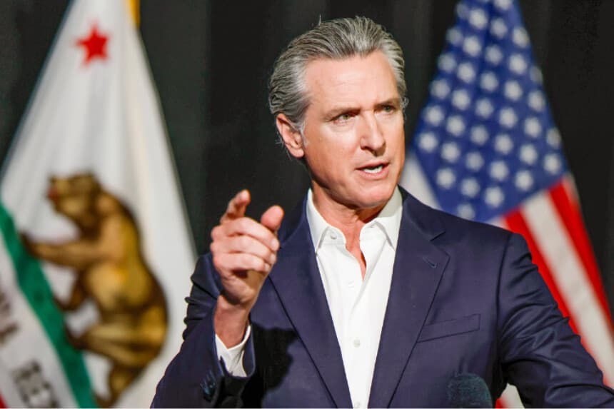 El gobernador Gavin Newsom habla con los periodistas en Stockton, California, el 22 de octubre de 2025. (Justin Sullivan/Getty Images).