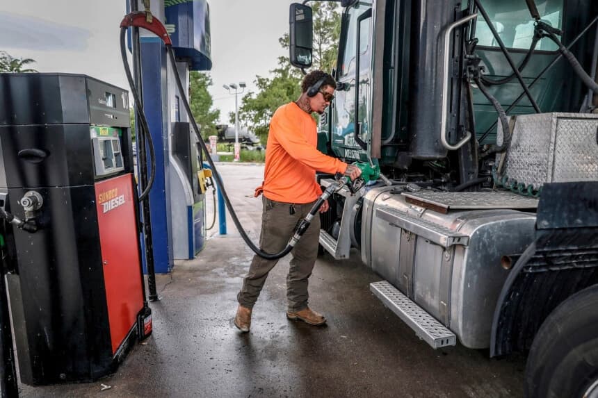 Un hombre carga combustible diésel en su camión con remolque en una estación de servicio en Pembroke Pines, Florida, el 11 de septiembre de 2026. (Joe Raedle/Getty Images).