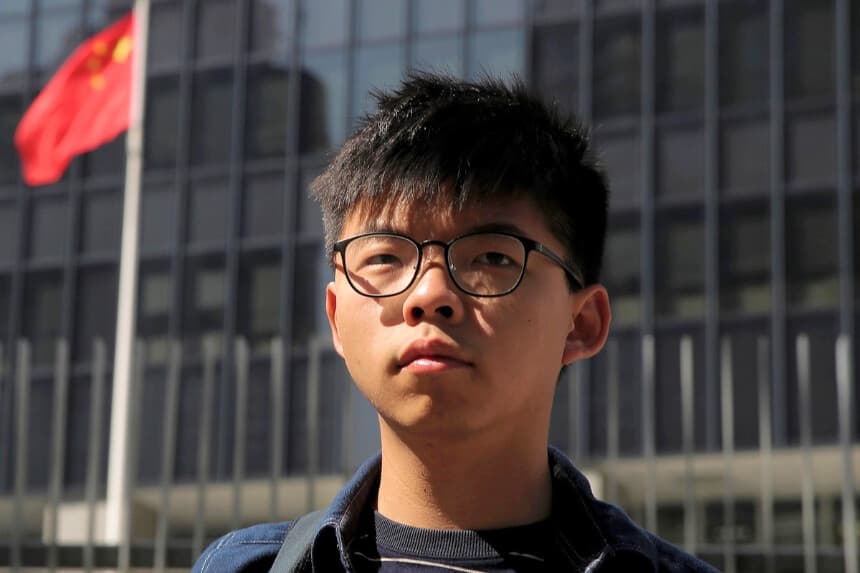 El activista prodemocracia Joshua Wong se encuentra frente al edificio del Consejo Legislativo en Hong Kong el 28 de noviembre de 2019. (Foto: Kin Cheung/AP.)