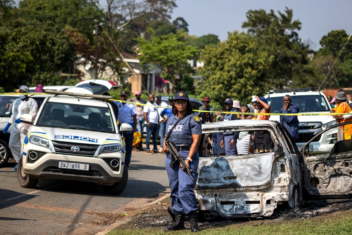 Un agente de policía permanece en el lugar de un tiroteo masivo ocurrido en una fiesta en una casa en el municipio de KwaMakhutha, al sur de la ciudad de Durban, Sudáfrica, el 23 de septiembre de 2026. (Foto AP).