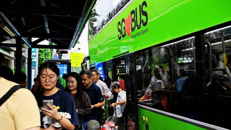 Escuchar música a alto volumen en un bus puede costar 400 dólares en Singapur