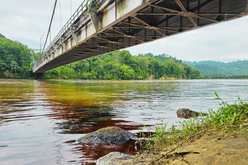 Río Esmeraldas, a la altura del puente de Tachina, en el puerto pesquero de Esmeraldas, Ecuador, el 17 de marzo de 2025. (JULIO GALARZA/AFP vía Getty Images)