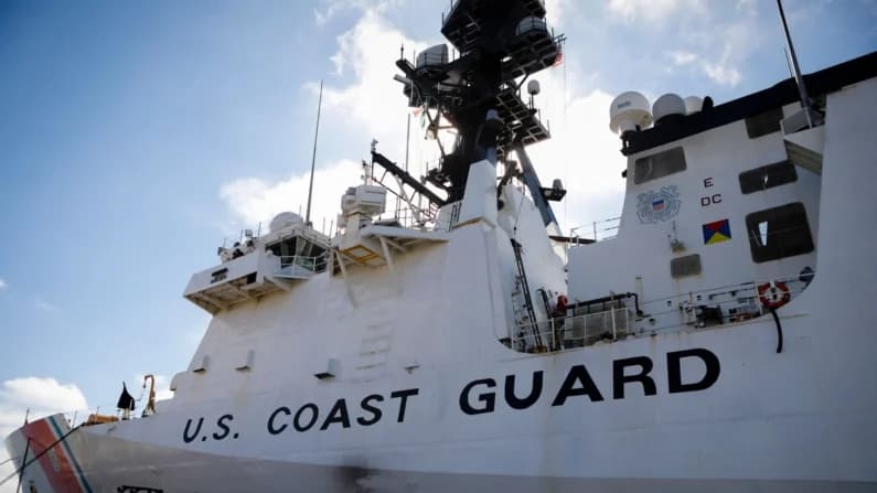 Guardacostas intercepta presunto buque de contrabando con 13 chinos a bordo en Florida
