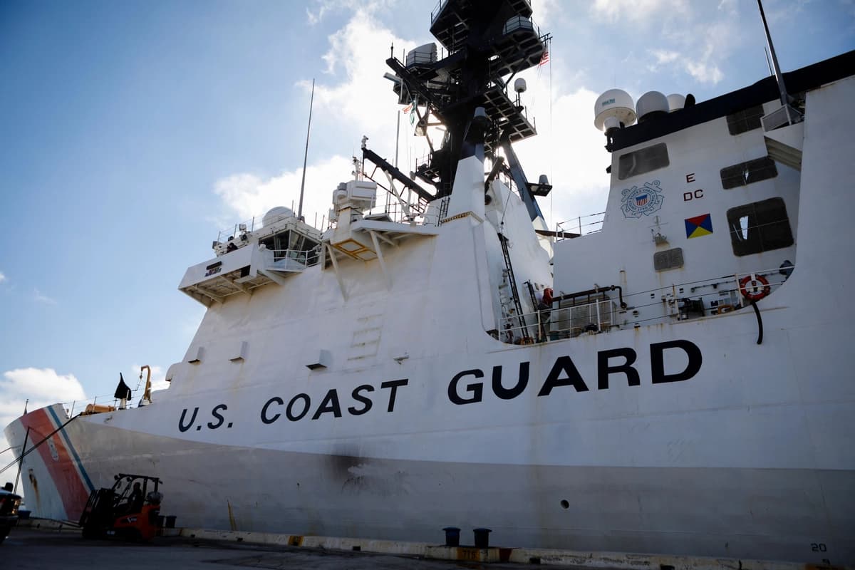 Un buque de la Guardia Costera de Estados Unidos atraca en una fotografía de archivo tomada en Fort Lauderdale, Florida, el 22 de noviembre de 2021. (Eva Marie Uzcategui/AFP vía Getty Images).