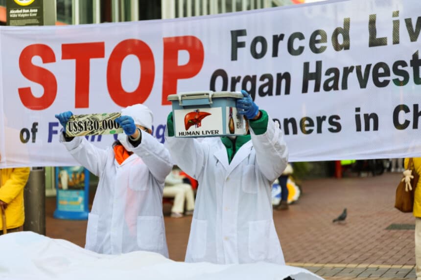 Activistas realizan una representación con batas de laboratorio para denunciar la sustracción forzada de órganos en China, durante una concentración en Wellington, Nueva Zelanda, el 21 de julio de 2026. (Echo Wang/The Epoch Times).