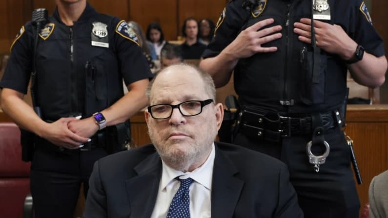 Sentencian a Harvey Weinstein a 15 años de prisión
