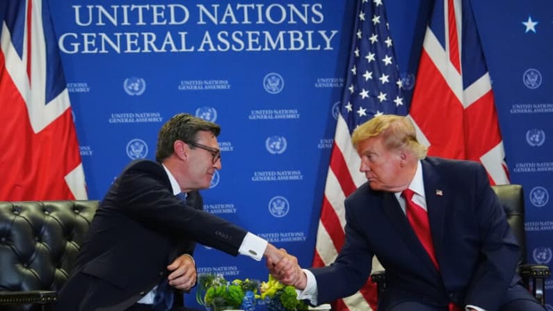 Trump elogia al nuevo primer ministro británico, Burnham, pero condena el acuerdo sobre las islas Chagos