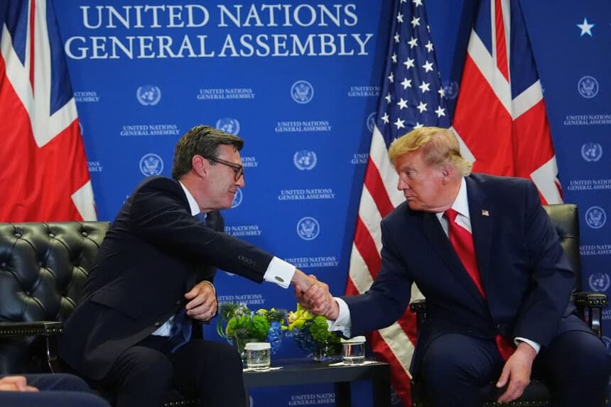 El presidente Donald Trump (a la derecha) estrecha la mano del primer ministro británico Andy Burnham durante la Asamblea General de la ONU en la sede de las Naciones Unidas en Nueva York, el 22 de septiembre de 2026. (Julia Demaree Nikhinson /AP).