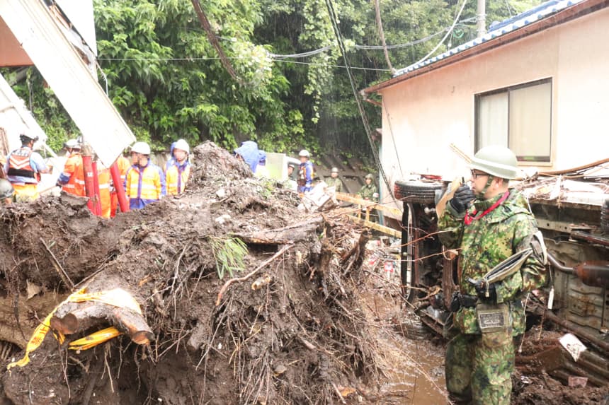 El balance de víctimas por el paso del tifón Dujuan por Japón subió este miércoles a diez muertos, cuatro desaparecidos y 28 heridos, tras dejar lluvias récord, deslizamientos de tierra e inundaciones principalmente en las prefecturas de Chiba y Kanagawa, en el área metropolitana de Tokio. La Agencia de Gestión de Incendios y Desastres de Japón elevó a las 12:00 hora local el balance a seis fallecidos en Chiba, tres en Kanagawa y uno en Miyazaki, además de cuatro desaparecidos, dos en Chiba y otros dos en Kanagawa. También contabilizó un herido grave y 27 leves. (EFE/Cuenta de X del 31.er Regimiento de Infantería de las Fuerzas Terrestres de Autodefensa de Japón) (JGSDF)