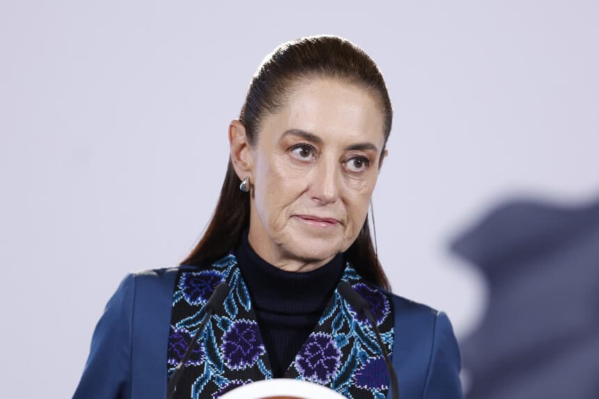 La presidenta de México, Claudia Sheinbaum, habla durante una rueda de prensa este miércoles, en Palacio Nacional de la Ciudad de México. (EFE/Sáshenka Gutiérrez)