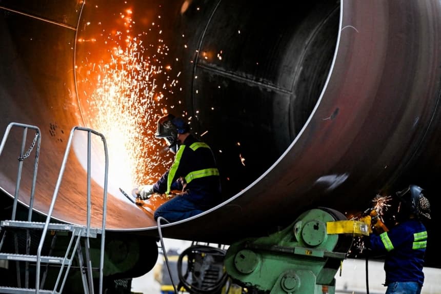 Unos hombres trabajan en un aerogenerador en una planta de fabricación en Pueblo, Colorado, el 29 de noviembre de 2023. (Andrew Caballero-Reynolds/AFP/Getty Images)