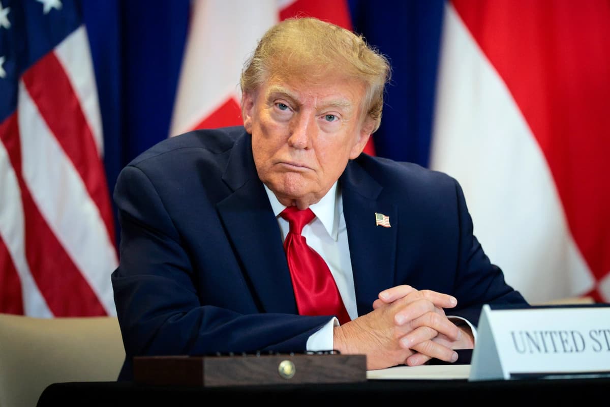 El presidente estadounidense Donald Trump observa la firma de un pacto de seguridad entre Estados Unidos, Dinamarca y Groenlandia durante la 81.ª sesión de la Asamblea General de las Naciones Unidas (ONU) en la sede de la ONU en la ciudad de Nueva York, el 22 de septiembre de 2026. (Chip Somodevilla/Getty Images).