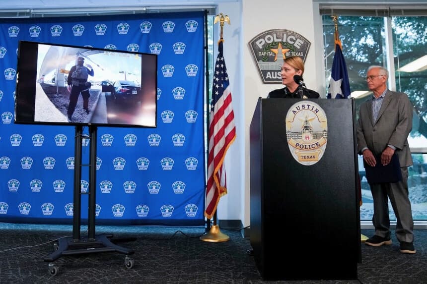 La jefa de policía de Austin, Lisa Davis (izquierda), y el alcalde Kirk Watson en una conferencia de prensa en Austin, Texas, el 22 de septiembre de 2026. (Sara Diggins/The San Antonio Express-News vía AP).
