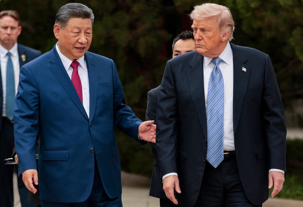 El presidente Donald Trump (derecha) camina junto al presidente chino Xi Jinping (izquierda) al salir tras una visita a Beijing, el 15 de mayo de 2026. (Evan Vucci / AFP vía Getty Images).
