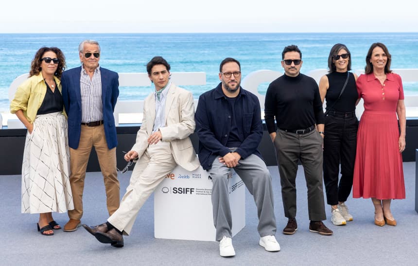 - El director y guionista Carlos Torres (c), los productores Juan Antonio Bayona (3d), Belén Atienza y Sandra Hermida (i), el actor Enzo Vogrincic (3i), el supervivientes Eduardo Strauch (2i), y la hermana de un fallecido, Stella Pérez del Castillo (d), este miércoles en el Festival de Cine de San Sebastián, donde ha presentado 'Más allá de la sociedad', que compite en la sección oficial de la 74 edición del certamen. (EFE/ Javier Etxezarreta)