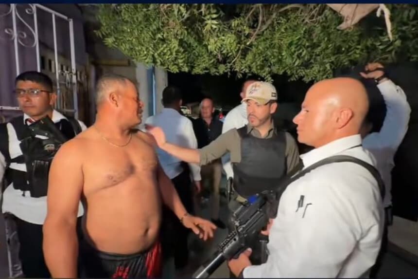 Captura de un video publicado en la cuenta en X @ABDELAESPRIELLA del presidente de Colombia, Abelardo de la Espriella (c), saludando a un hombre durante un patrullaje, en Santa Marta, Colombia. (EFE/ Presidencia de Colombia)