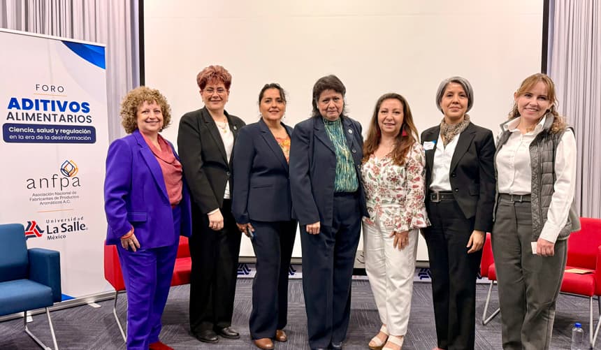 Fotografía cedida este miércoles por la Asociación Nacional de Fabricantes de Productos Aromáticos (ANFPA), de la jefa de la carrera de Química de Alimentos de la Universidad La Salle, María Lorena Cassis (2-i) y la comisionada de Evidencia y Manejo de Riesgos de la Comisión Federal para la Protección contra Riesgos Sanitarios (Cofepris) María Esther Díaz (c), posando durante un acto protocolario en la Ciudad de México. La presencia de aditivos en más de tres de cada cuatro alimentos envasados en América Latina y los cambios regulatorios sobre sustancias como la eritrosina han reabierto en México el debate sobre cómo evaluar sus posibles riesgos para la salud, entre especialistas que piden diferenciar la evidencia científica de la percepción de los consumidores. (EFE/ Asociación Nacional de Fabricantes de Productos Aromáticos)