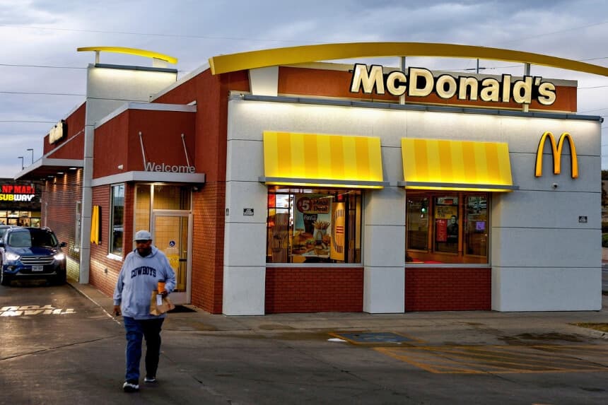 Un cliente sale de un restaurante McDonald's en Omaha, Nebraska, el 23 de octubre de 2024. (Mario Tama/Getty Images).