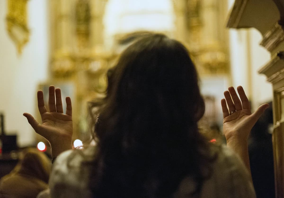Una mujer asiste a misa en una iglesia de São Paulo, Brasil, el 14 de marzo de 2013. (Yasuyoshi Chiba / AFP vía Getty Images).