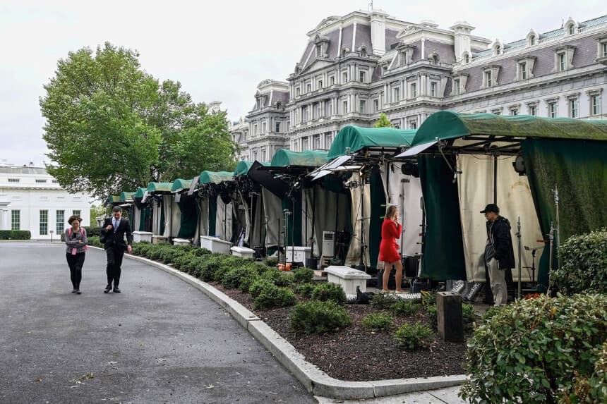 Espacios de trabajo de los equipos de noticias de televisión frente a la Casa Blanca, en Washington, el 23 de septiembre de 2026. (Alex Wroblewski/AFP vía Getty Images).