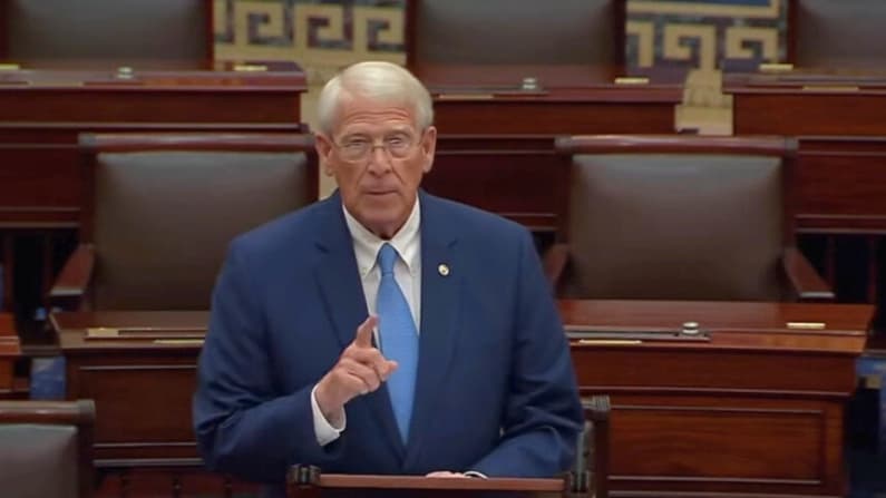 Presidente del Senado cuestiona la “lujosa bienvenida” a Xi antes de sus conversaciones con Trump